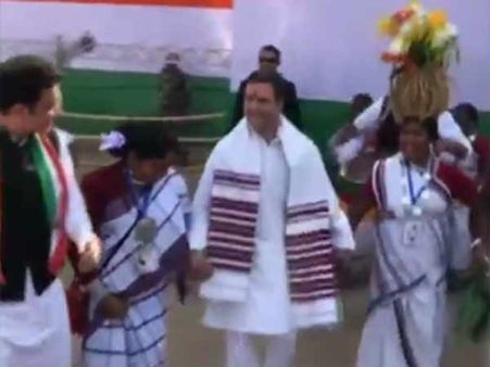 காங்கிரஸ் பொறுப்பாளர் டிரம்ஸ் வாசிக்க... ராகுல் டான்ஸ் ஆட.. கலக்கும் தேர்தல் பிரச்சாரம்