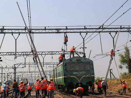 வேலையின்மை தலைவிரித்தாடுவதற்கு இதை விட சிறந்த உதாரணம் இருக்க முடியுமா மக்களே?