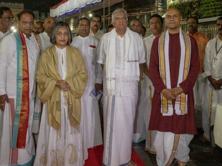 குடும்பத்துடன் ஏழுமலையானை தரிசித்தார்... இலங்கை பிரதமர் ரணில் விக்ரமசிங்கே