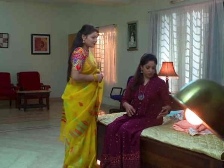 வர வர இந்த ரோஜாவில்.. ரொமான்ஸ் உரசல்கள் ஓவர் டோஸா போய்ட்டிருக்கேய்யா!