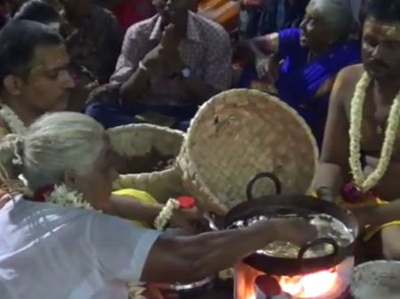 மஹா சிவராத்திரி.. கொதிக்கும் எண்ணெயில் கையை விட்ட முத்தம்மா.. மெய் சிலிர்த்த பக்தர்கள்!