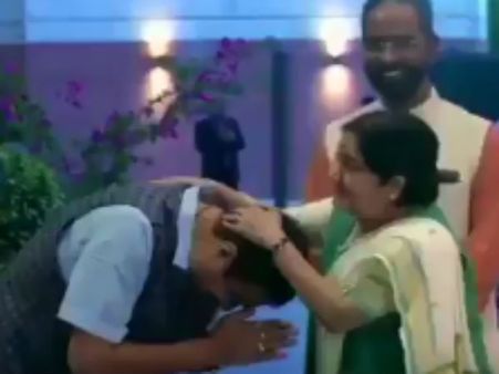 ஆசிர்வாதம் பண்ணுங்கக்கா.. நல்லா இருய்யா நல்லா இருய்யா.. கட்கரி தலையில் தட்டி வாழ்த்திய சுஷ்மா!