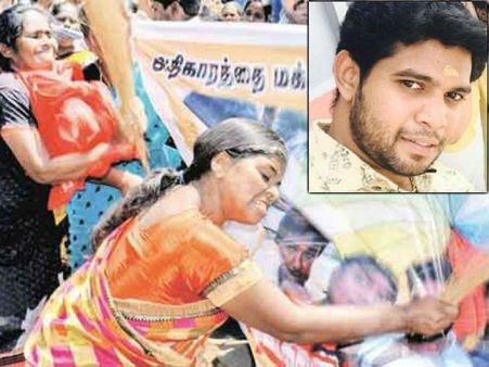 திருநாவுக்கரசு படத்தை துடைப்பம், செருப்பால் மாறி மாறி அடித்த மக்கள் அதிகார அமைப்பினர்