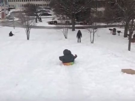 ஸ்விங் ஸ்விங்.. சிகாகோவில் பனிக்காலம்... சறுக்கி விளையாடும் மக்கள்.. வீடியோ