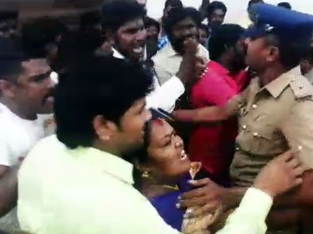 வெற்றிவேல் வேட்புமனுவை எப்படி ஏற்கலாம்.. கொந்தளித்த சுயேச்சைகள்.. பெரம்பூர் ஆபீசில் தள்ளுமுள்ளு