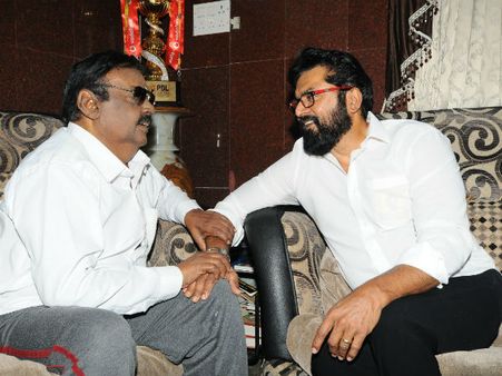 உச்சகட்ட பரபரப்பில் தமிழக அரசியல்.. விஜயகாந்துடன் சரத்குமார் திடீர் சந்திப்பு.. முக்கிய ஆலோசனை!