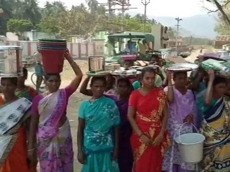 சேர், பீரோ, குடம், பக்கெட்.. மேள தாளம் முழுங்க.. அரசு பள்ளிக்கு சீர் தந்த கிராம மக்கள்!