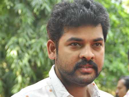 இளம் நடிகரை தாக்கி ரவுடித்தனம்.. போலீஸ் வழக்கு பதிவு.. நடிகர் விமல் எஸ்கேப்!