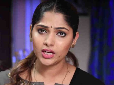 அம்மாவுக்கும் பொண்ணுக்கும் சண்டை வருதே.. அஞ்சலிக்கு அப்பா வேணுமாம்...!