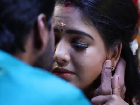 முற்றத்துல ரோஜா பூ... தூணில் மல்லிகை பூ.. ஆகாயத்தில் நட்சத்திரம்... கீழ நம்ம மூச்சு காத்து!