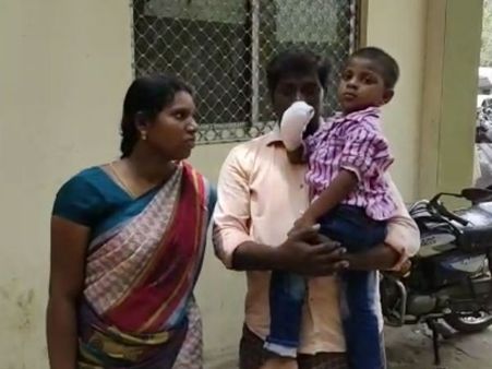 நூற்பாலை இயந்திரத்தில் கையை விட்ட 4 வயது சிறுவன்.. பறி போன 4 விரல்கள்.. ஆட்சியரிடம் மனு