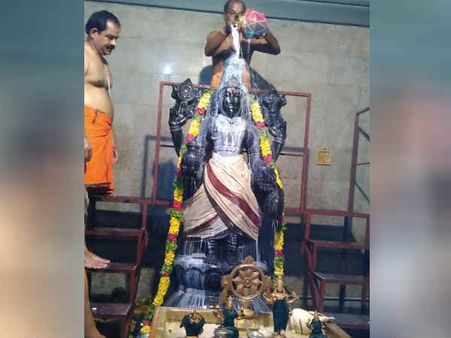 ஏகாதசி திதியில் பூமி தோஷங்கள் அகல பூவராஹ ஹோமம் - சர்வ ரோக நிவாரணம் தரும் நெல்லிப்பொடி அபிஷேகம்