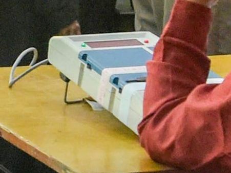 பல வாக்குச்சாவடில மிஷின் ரிப்பேர்... ஓட்டு போடுற நேரத்தை அதிகமாக்குங்க.. காங். கோரிக்கை