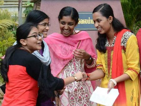 பள்ளிகளுக்கு சென்று தற்காலிக மதிப்பெண் பட்டியலை பெறும் பிளஸ் 2 தேர்வு எழுதிய மாணவர்கள்...