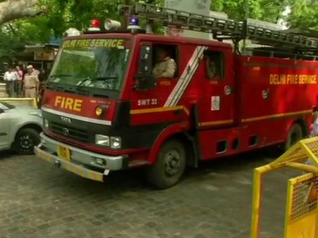 டெல்லியில் மத்திய அரசு அலுவலகங்கள் உள்ள சாஸ்திரி பவனில் திடீர் தீ விபத்து.. டெல்லியில் பரபரப்பு
