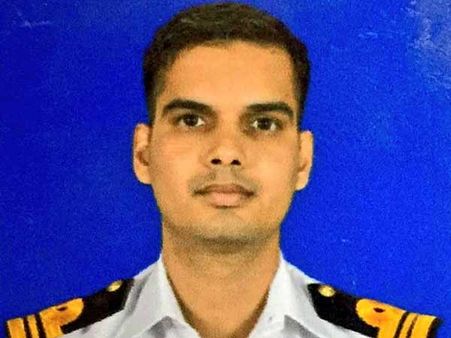 ஐஎன்எஸ் விக்ரமாதித்யா போர்க் கப்பலில் தீ.. 1500 பேரை காப்பாற்றி உயிர் தியாகம் செய்த அதிகாரி சவுகான்