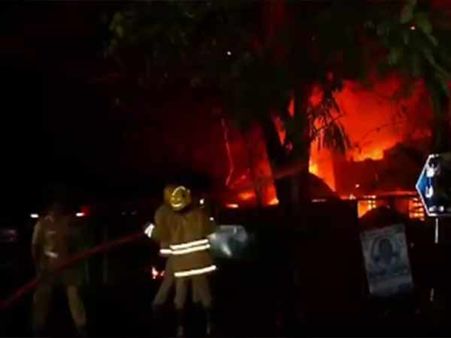 நள்ளிரவில் பயங்கர தீ விபத்து… வள்ளுவர் கோட்டத்தில் பொம்மை குடோன் எரிந்து நாசம்