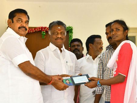 கோமதிக்கு ரூ.15 லட்சம்.. ஆரோக்கியராஜூவுக்கு ரூ.10 லட்சம் நிதியுதவி... அதிமுக அறிவிப்பு