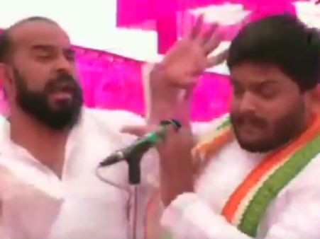 பளார்.. பளார்.. ஹர்திக் பட்டேல் கன்னத்தில் விழுந்த அறை.. பிரச்சாரத்தில் ஷாக்- வீடியோ