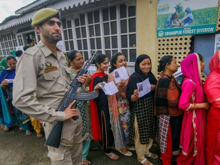 அனந்தநாக்கில் முதல் கட்ட வாக்கு பதிவு... வாக்காளர்களை விட அதிகம் உலவிய காக்கிகளும், துப்பாக்கிகளும்!