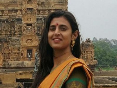 எம்ஜிஆர் ஹீரோயின் கன்னத்தை தடவியதில் என்ன தவறு.. கஸ்தூரி மீண்டும் ட்வீட்