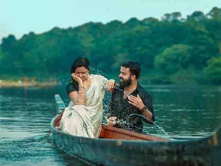 திருமண ஆல்பத்துக்காக படகில் போஸ் கொடுத்தபோது.. ஆற்றில் விழுந்த கேரள ஜோடி. வைரல் வீடியோ