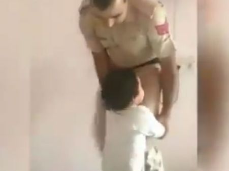 வேலைக்கு செல்லும் ஒவ்வொரு அப்பாக்களுமே இதை சந்தித்திருப்பார்கள்.. நெகிழ வைத்த சுட்டிக்குழந்தை