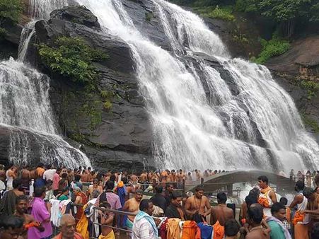 மழை காரணமாக குற்றால அருவிகளில் நீர்வரத்து அதிகரிப்பு.. அலைமோதும் சுற்றுலாப் பயணிகள்