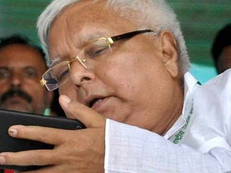 சிறையிலிருந்தபடி செல்போனில் பேசுகிறார் லாலு.. என்னன்னு பாருங்கப்பா.. நிதிஷ் போட்ட குண்டு!