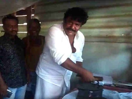 தள்ளுப்பா நான் அயர்ன் பண்றேன்.. ஓட்டு போட்ரணும்..இல்லாட்டி துணியில் ஓட்டை போட்ருவேன்.. மன்சூர் நச்