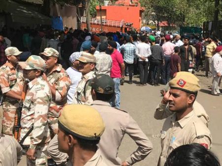 ஆலைகளுக்கு சீல்வைக்க எதிர்ப்பு... போலீசை கொடூரமாக தாக்கிய மக்கள்.. டெல்லியில் போர்க்களம்