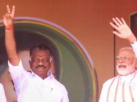 மோடியின் ஆரத்தி நிகழ்ச்சியில் மகனுடன் பங்கேற்ற ஓபிஎஸ்.. வேட்புமனு தாக்கலிலும் பங்கேற்றார்