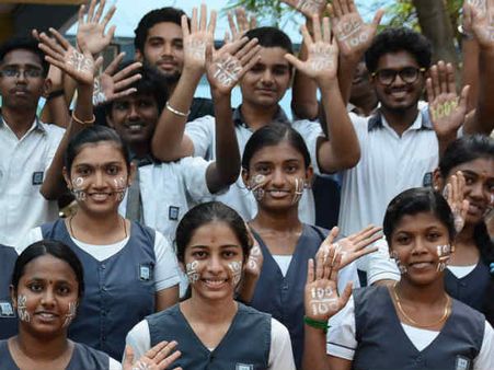 அதிக மதிப்பெண் பெற்ற மாணவர்களின் பெயர்களை விளம்பர நோக்கத்தில் பயன்படுத்த பள்ளிகளுக்கு தடை