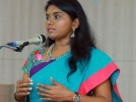 கையில் டார்ச்லைட்.. சிம்பிளான பேச்சு.. அசராத பிரச்சாரம்.. பொள்ளாச்சியை கலக்கும் மூகாம்பிகை