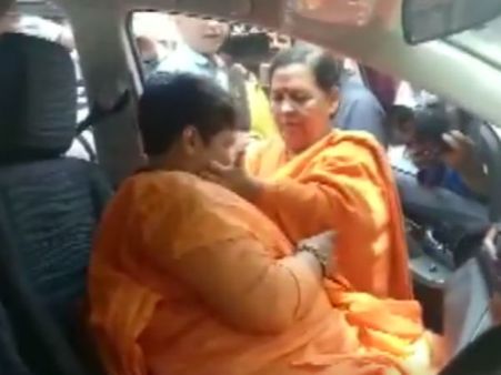 பிரக்யா சிங் அழ.. உமா பாரதி தலையைத் தொட்டு ஆறுதல் கூற.. போபாலில் ஒரு உருக்கமான சந்திப்பு