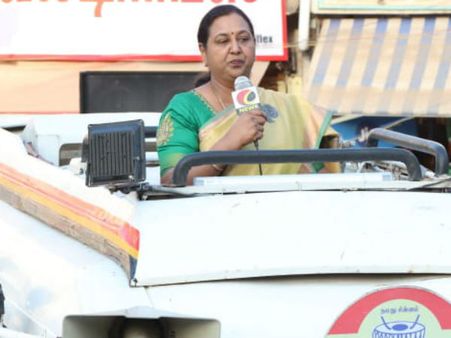 கன்னியாகுமரியில் பிரசாரத்தின்போது தொடர்ந்து ஹாரன் அடித்ததால் பிரேமலதா கோபம்