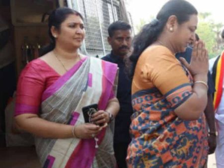 பிரச்சாரத்தில் கலக்கும் பிரேமலதாவுடன் கூடவே வருகிறாரே.. அவரை கவனிச்சீங்களா!