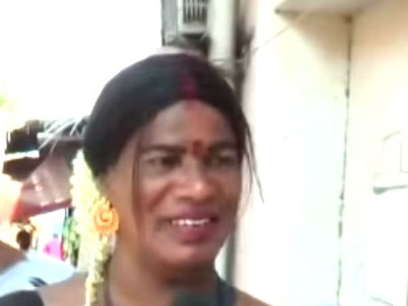 காட்டன் சேலை.. மணக்கும் மல்லிப்பூ.. பெரிய குங்கும பொட்டு.. அசத்தல் பேச்சு.. கலக்கும் ராதா!