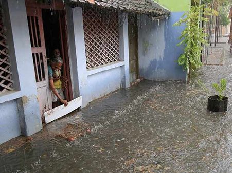 தமிழகத்தின் பல மாவட்டங்களில் கொட்டும் மழை... வெப்பம் தணிந்ததால் மக்கள் நிம்மதி