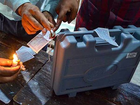 பேட்டரியை எடுக்க வாக்கு இயந்திரங்களின் சீலை உடைத்த அதிகாரிகள்.. அரசியல் கட்சியினர் வாக்குவாதம்