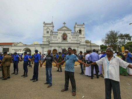 8வது குண்டுவெடிப்பால் உறைந்து போன இலங்கை… சமூக வலைதளங்கள் முடக்கம்!