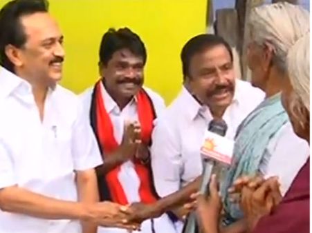தங்கை கனிமொழி, முன்னாள் அமைச்சர்கள் புடை சூழ.. திண்ணைப் பிரச்சாரத்தில் குதித்த மு.க.ஸ்டாலின்