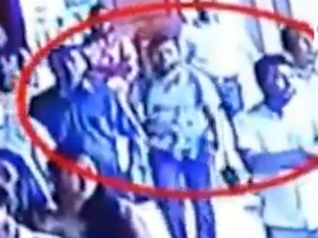 நீர் கொழும்பு தேவாலயத்தில் குண்டுவெடிப்பு நிகழ்த்த கூட்டத்தில் நடுவே வந்த தீவிரவாதி - வீடியோ!