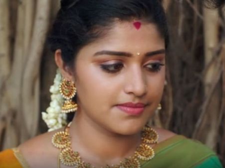 மெல்ல வந்து மேலே விழ.. இடையைப் பிடித்து இழுத்து அணைத்த மச்சான்.. சொக்கிப் போன ஜனனி!