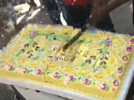 எவ்வளோ பெரிய பட்டா கத்தி.. நட்ட நடு வீதியில் கேக்கை வெட்டிய மாணவர்கள்.. திருச்சியில் பரபரப்பு