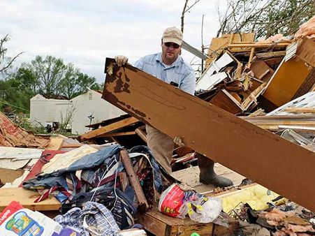 அமெரிக்காவை அசுர புயல் தாக்கியது… 3 குழந்தைகள் உட்பட 5 பேர் பலி