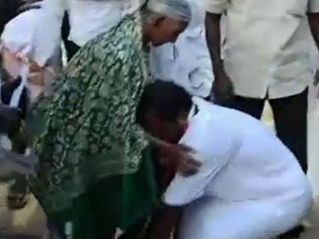 காலில் விழுந்து வாக்கு கேட்க சொன்ன அமைச்சர்.. அப்படியே செய்த பூந்தமல்லி அதிமுக வேட்பாளர்!