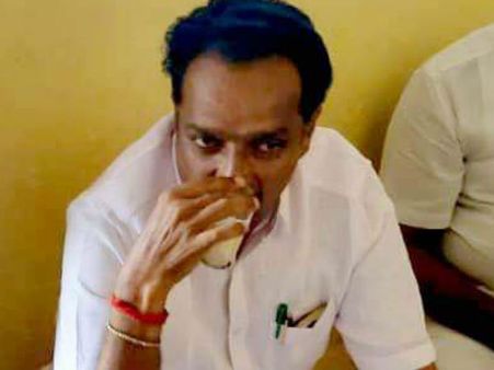 நன்னியூர் டீக்கடை மக்களே.. உள்ளே போய் பார்த்தா திண்ணையில் நம்ம அமைச்சர்.. கையில் பேப்பருடன்!