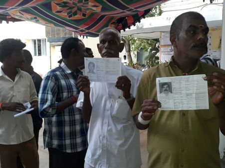 வாக்காளர் அடையாள அட்டை இல்லையா? இதில் ஏதேனும் ஒரு ஆவணங்களை எடுத்துச் செல்லுங்கள்