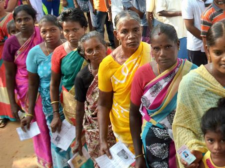 கடைசி நேரத்தில் வாக்களிக்க மொத்தமாக குவிந்த பெண்கள்.. சென்னை எம்கேபி நகரில் பரபரப்பு